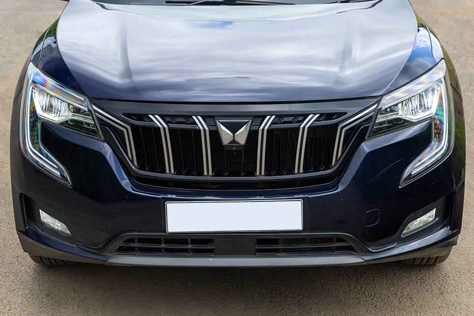 Mahindra XUV700 Front Grille
