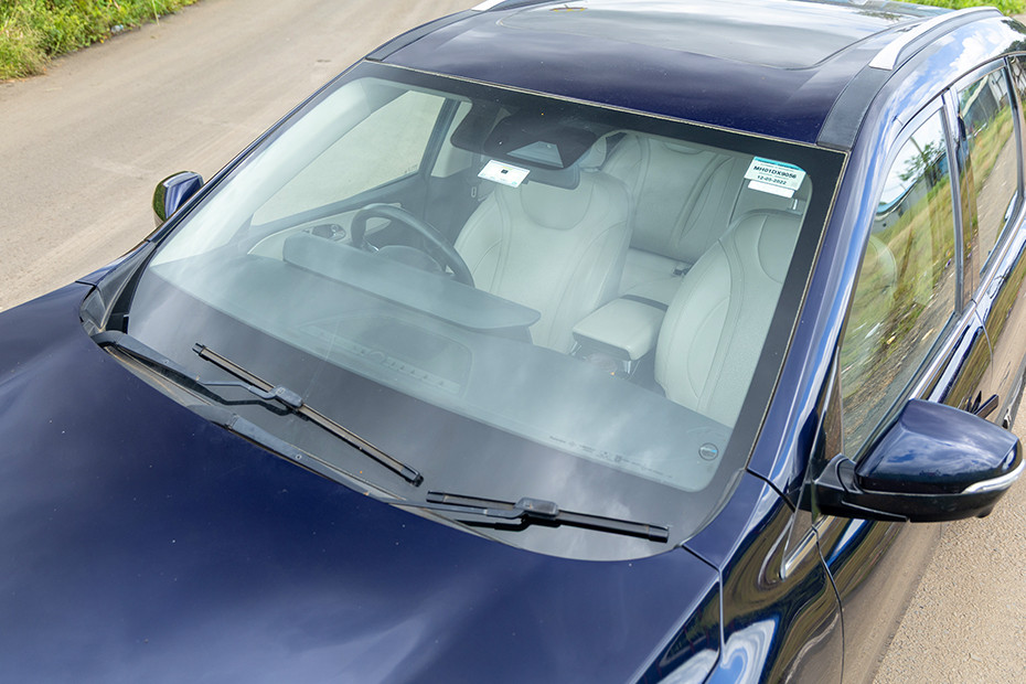 Mahindra XUV700 Front Windshield and Wiper