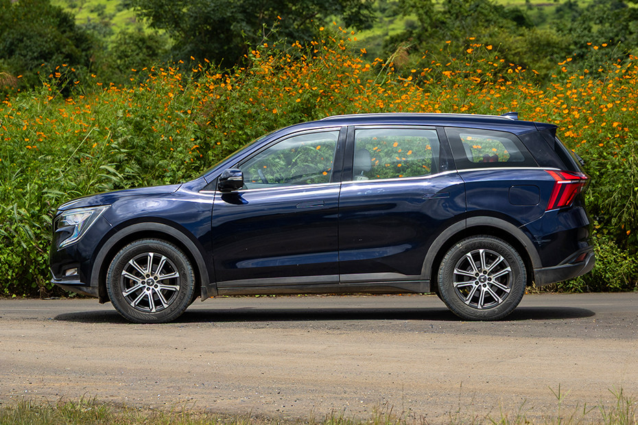 Mahindra XUV700 Side Profile View (Left)