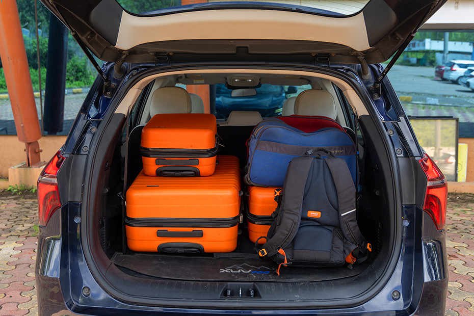 Mahindra XUV700 Boot Space (With Luggage)