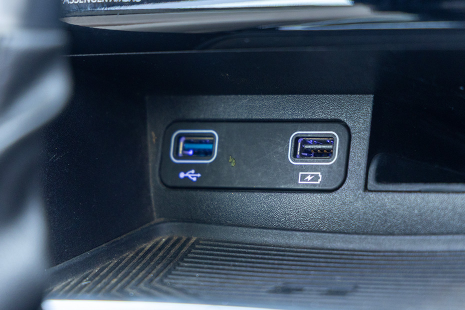 Mahindra XUV700 USB Charging Port (Front)