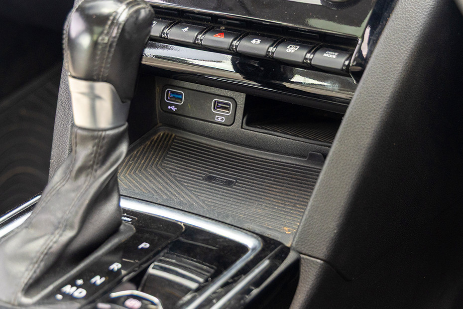 Mahindra XUV700 Wireless Charger