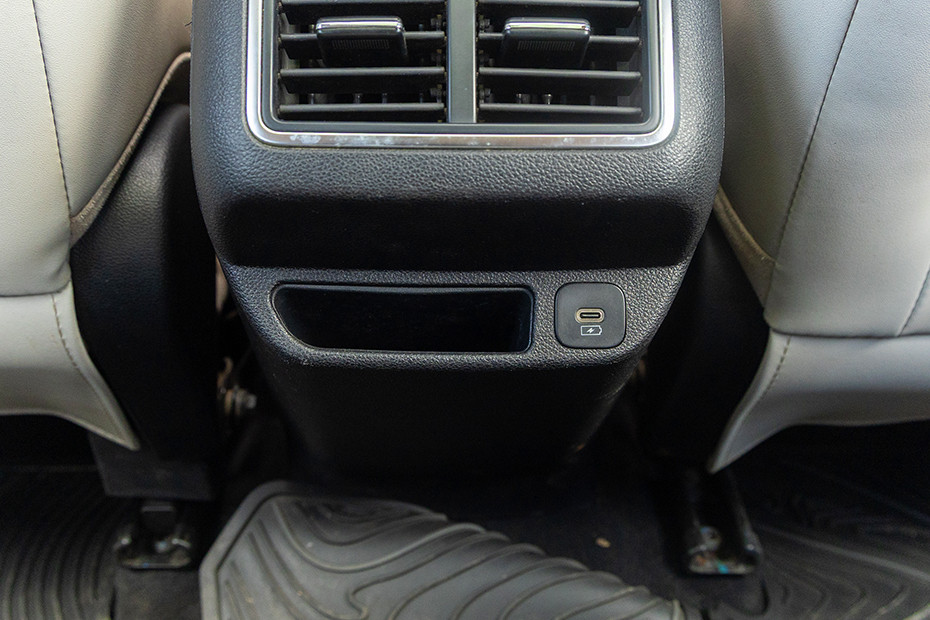 Mahindra XUV700 USB Charging Port (Rear)