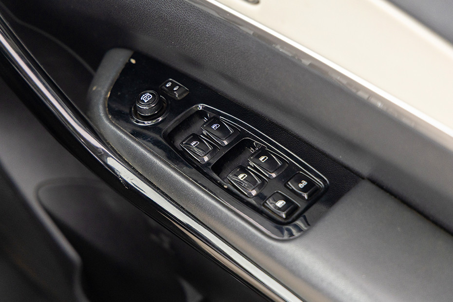 Mahindra XUV700 Door Controls