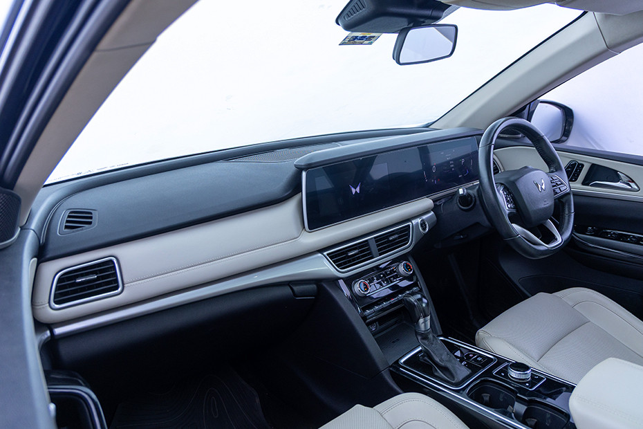 Mahindra XUV700 Dashboard: Passenger's View