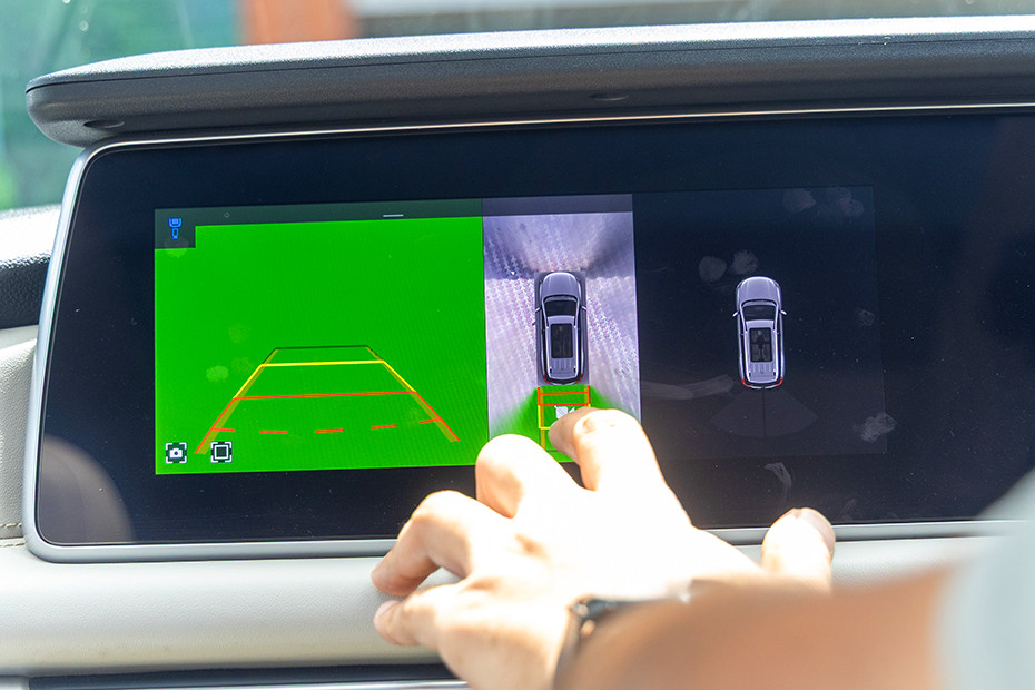 Mahindra XUV700 Reverse Camera View