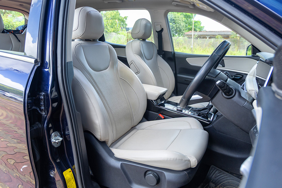 Mahindra XUV700 Front Seat