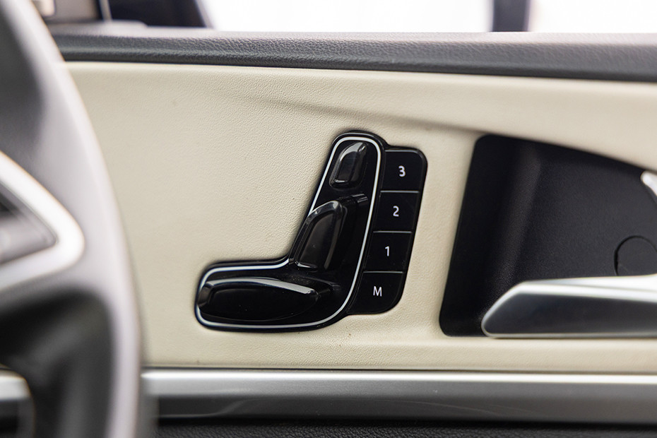 Mahindra XUV700 Seat Adjustment Controls