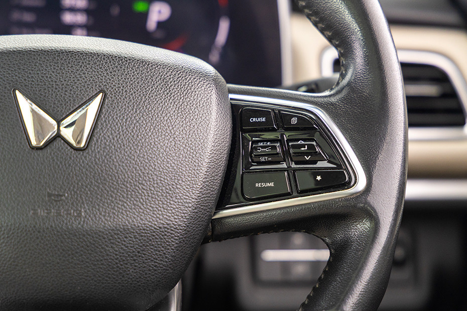 Mahindra XUV700 Steering Wheel Buttons (Right)