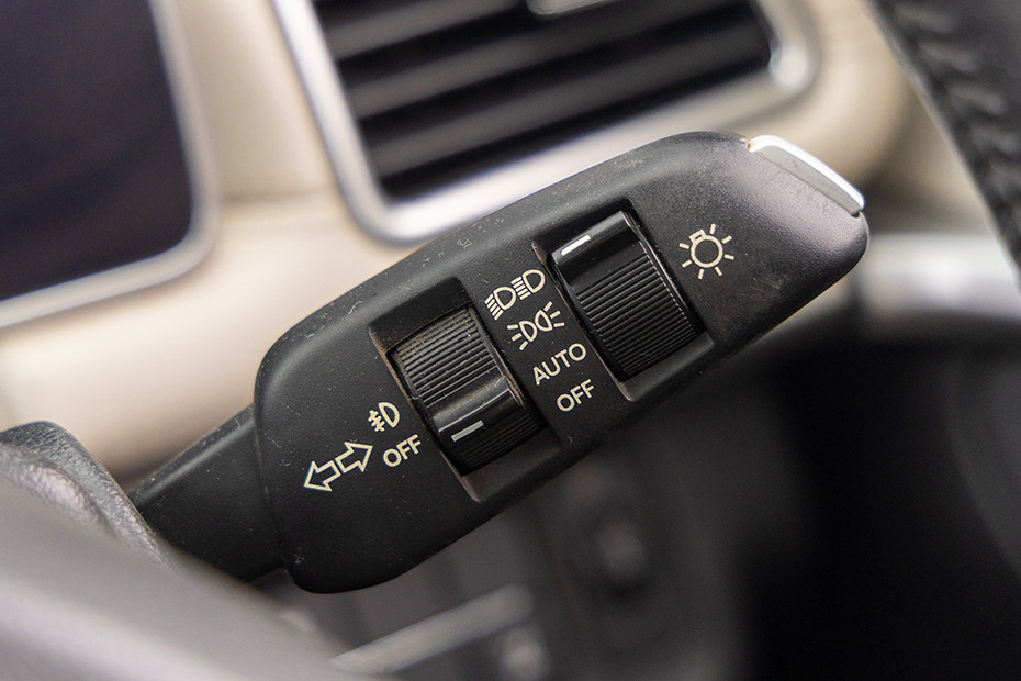 Mahindra XUV700 Headlamp Control