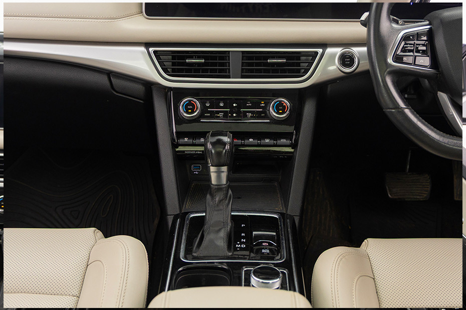 Mahindra XUV700 Centre Console Storage