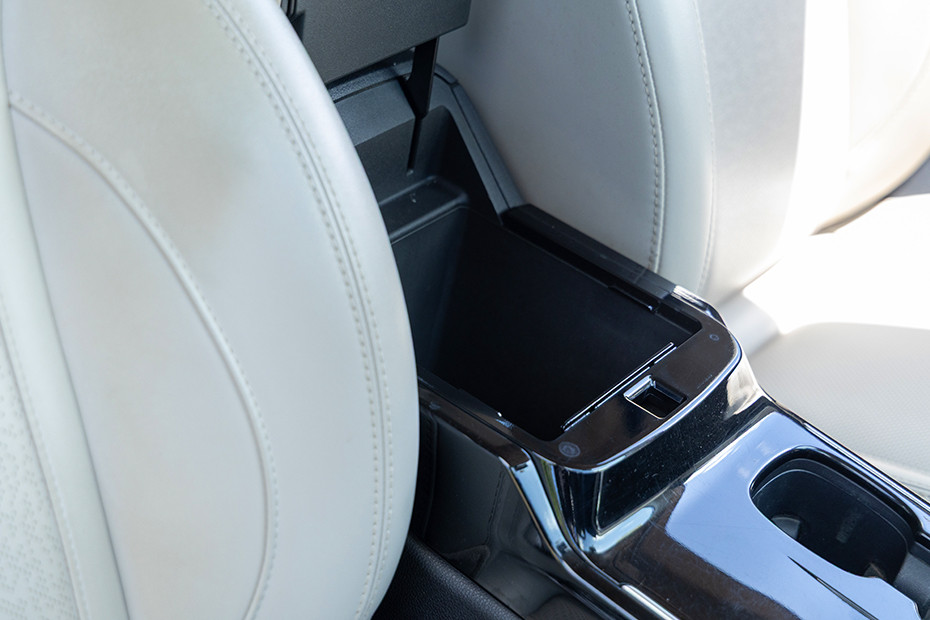Mahindra XUV700 Front Armrest Storage