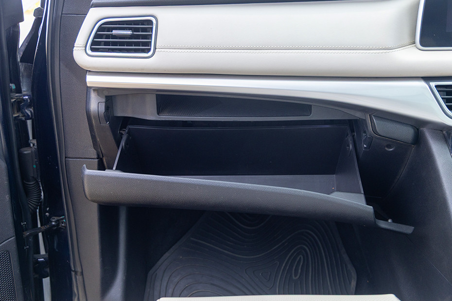 Mahindra XUV700 Glovebox