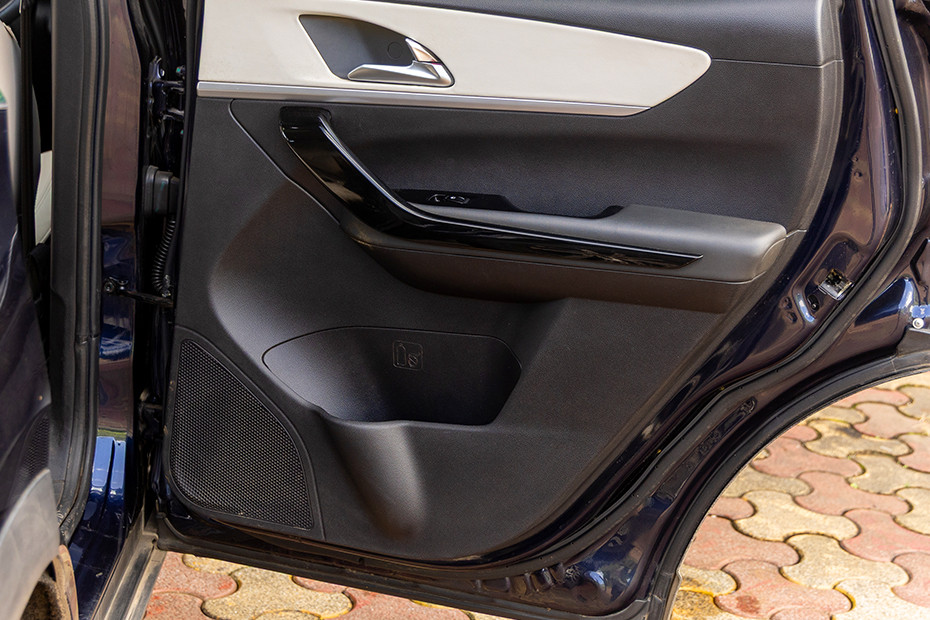 Mahindra XUV700 Drivers Door Panel