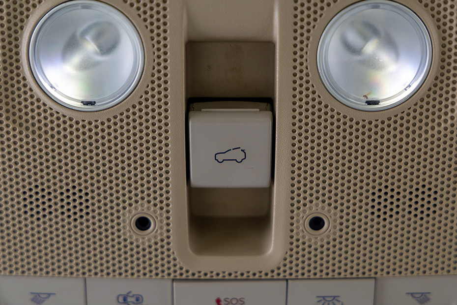 Mahindra XUV700 Sunroof Control