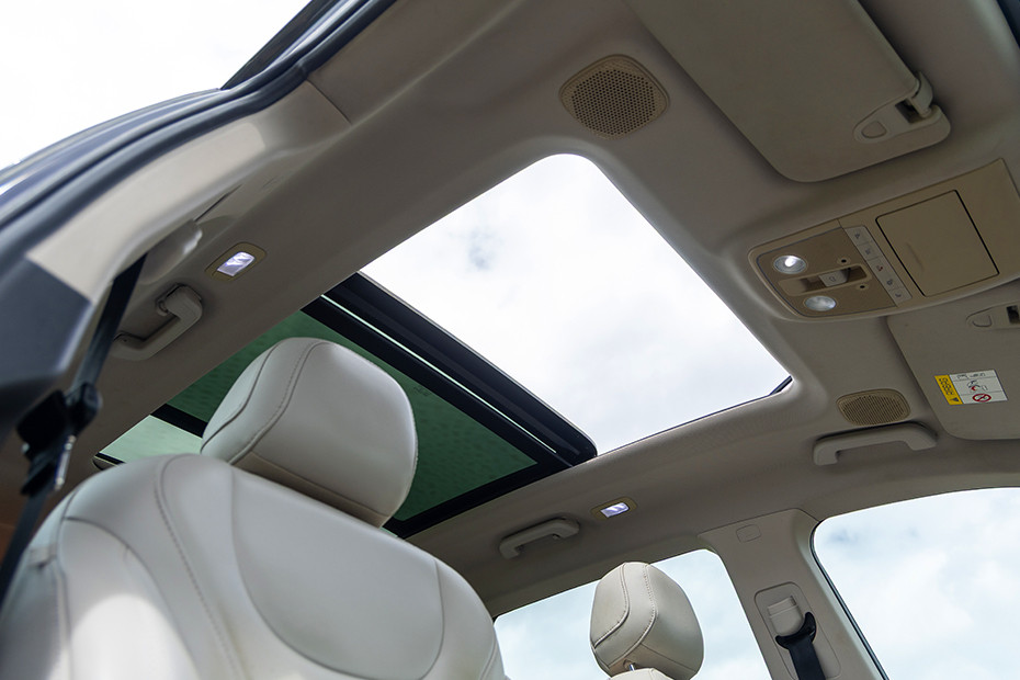 Mahindra XUV700 Sunroof (Inside View)