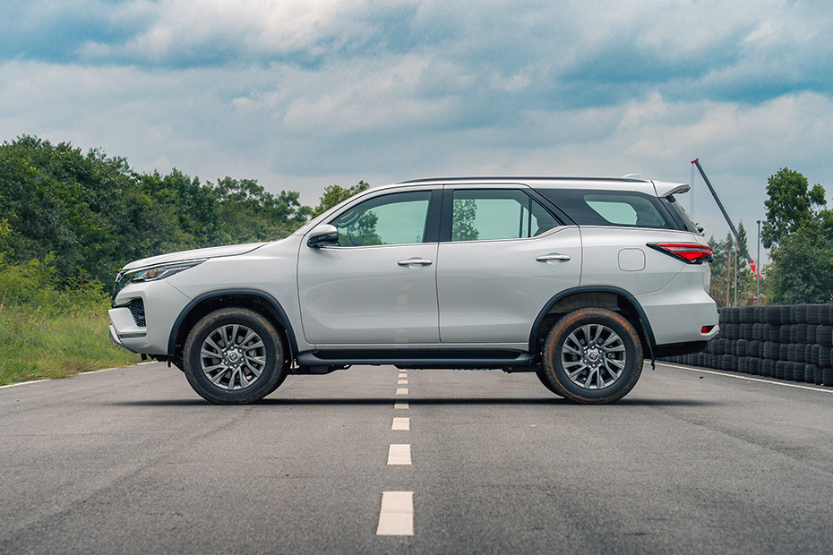 Toyota Fortuner Side Profile View (Left)