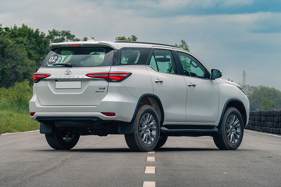 Toyota Fortuner Rear Right Three Quarter View
