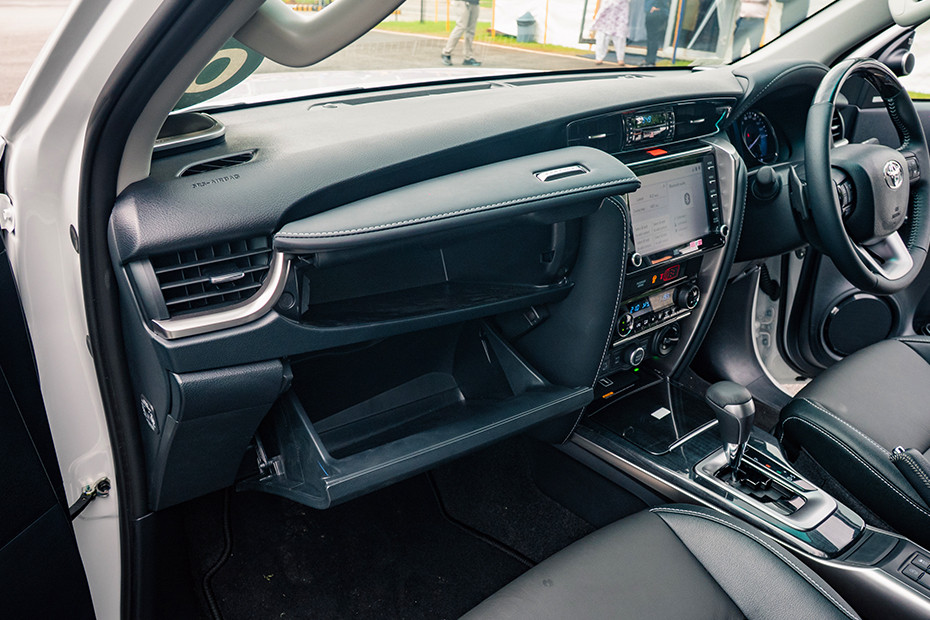 Toyota Fortuner Glovebox