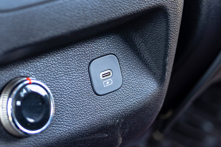 Mahindra Scorpio N USB Charging Port (Rear)