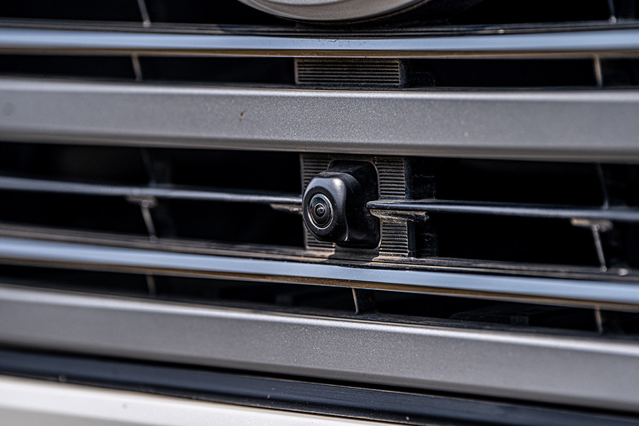 Toyota Land Cruiser 300 360 Degree Camera (Front)