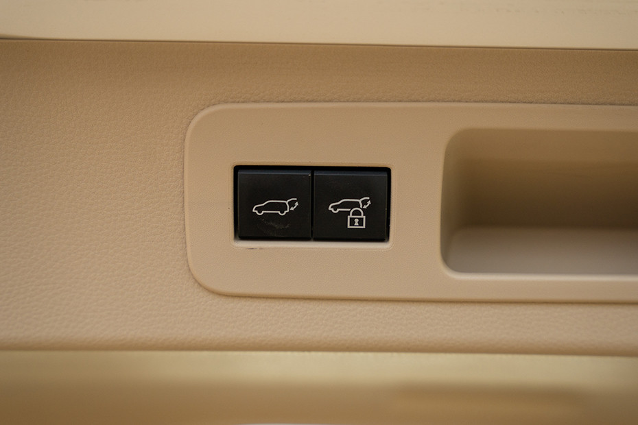 Toyota Land Cruiser 300 Powered Tailgate Button