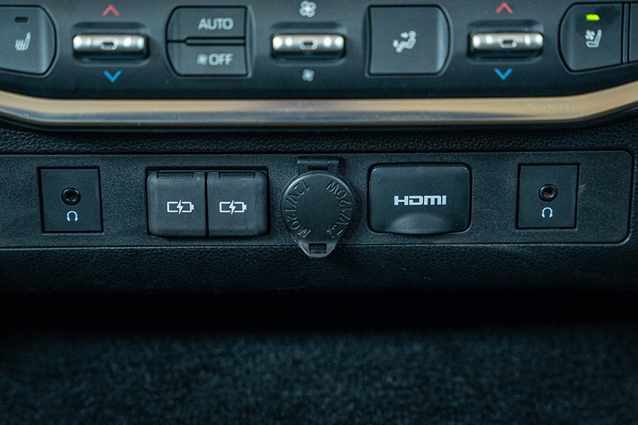 Toyota Land Cruiser 300 USB Charging Port (Rear)