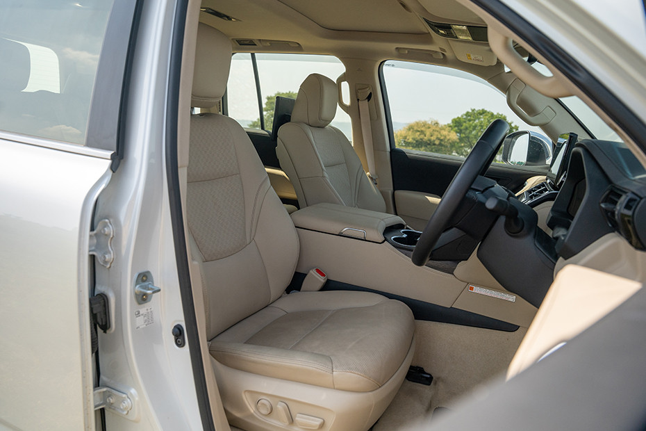 Toyota Land Cruiser 300 Front Seat