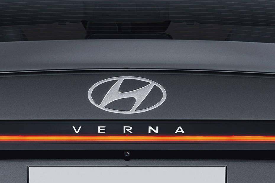 Hyundai Verna Embedded VERNA logo on connected LED tail lamps