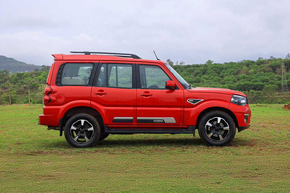 Mahindra Scorpio Side Profile View (Right)