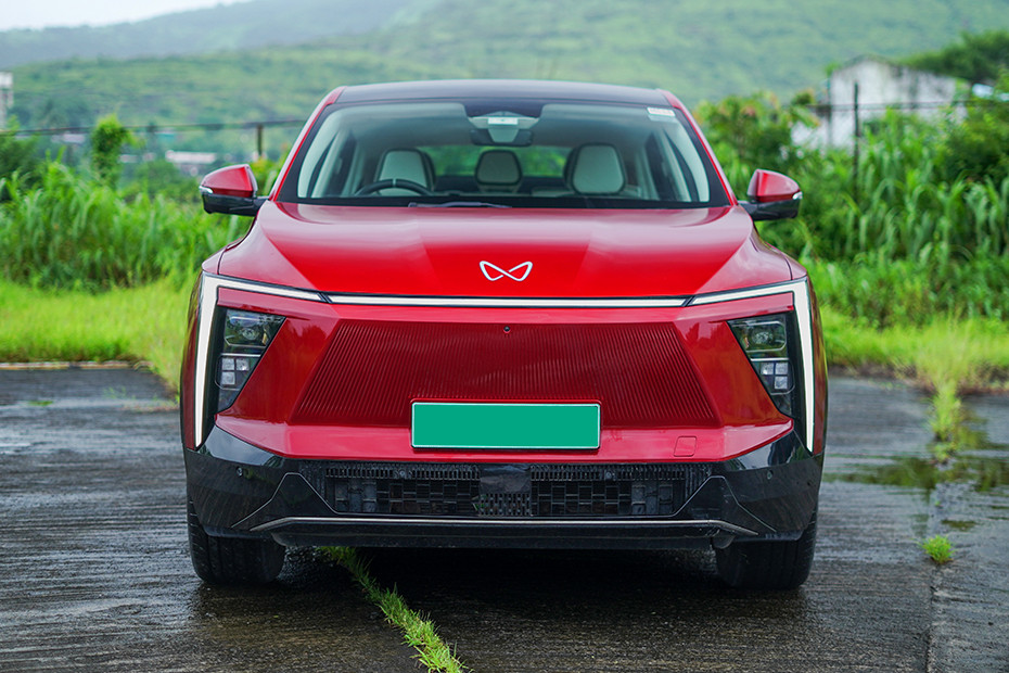 Mahindra XEV 9e Front View