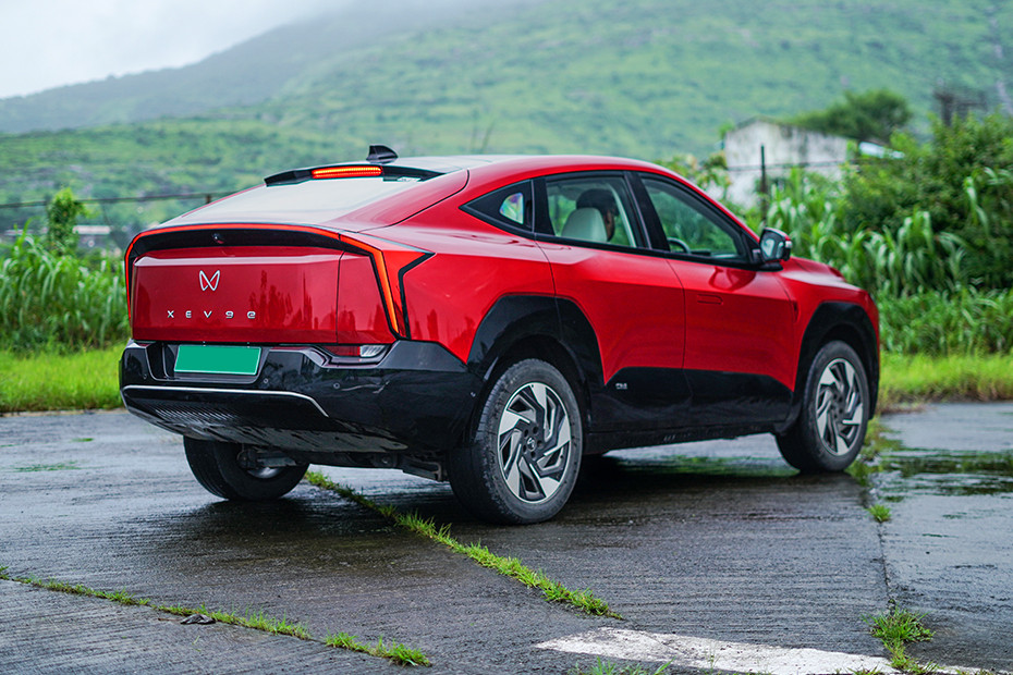 Mahindra XEV 9e Rear Right Three Quarter View