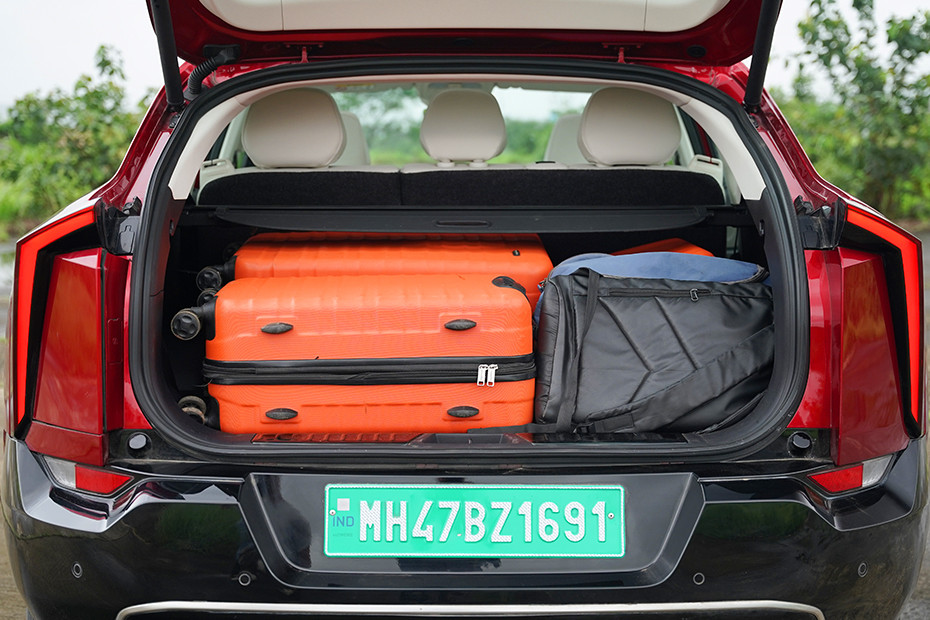 Mahindra XEV 9e Boot Space (With Luggage)