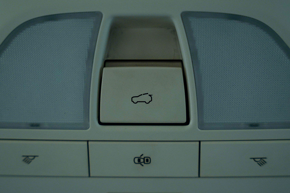 Mahindra XEV 9e Sunroof Control