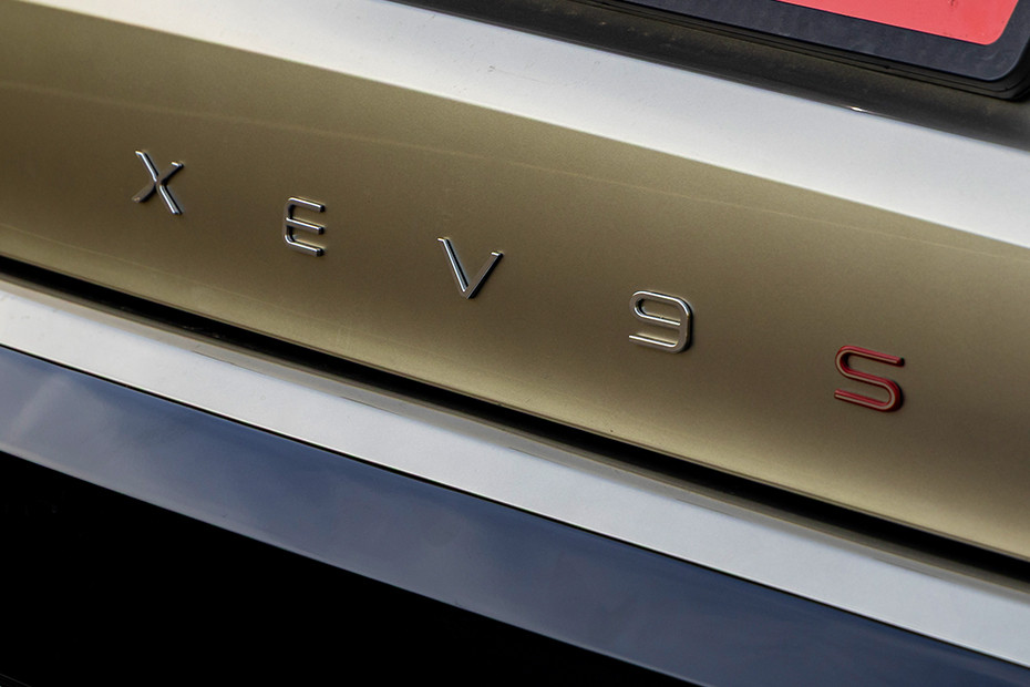 Mahindra XEV 9S Variant Badge