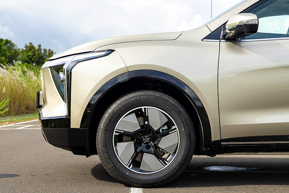 Mahindra XEV 9S Front Fender