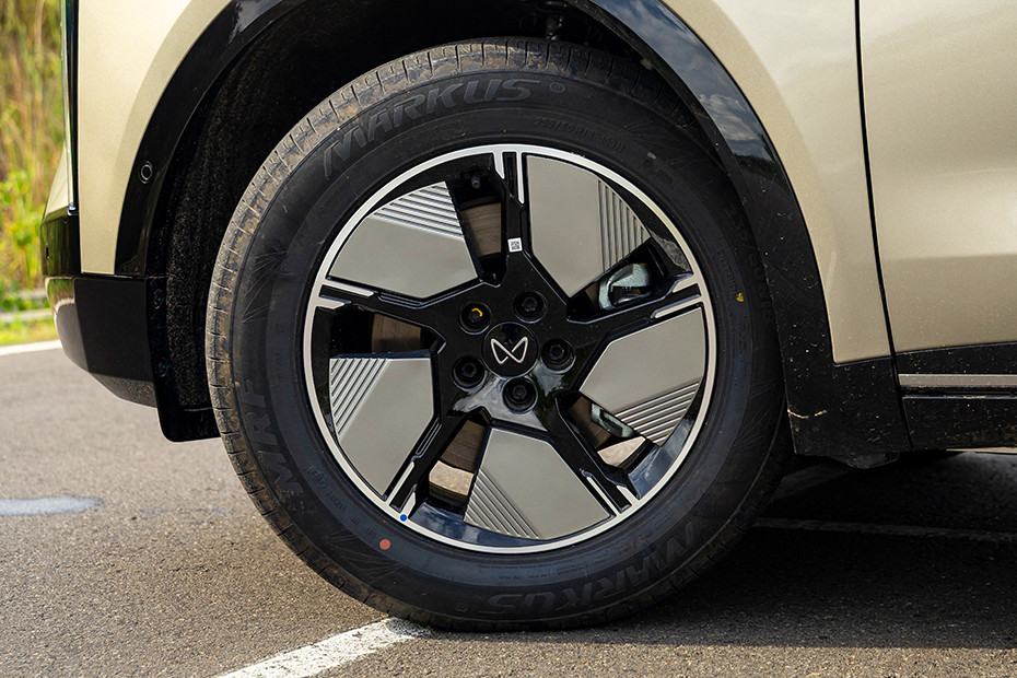 Mahindra XEV 9S Wheel