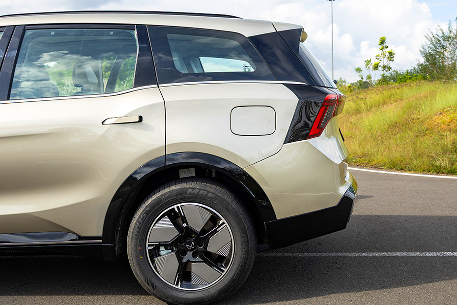 Mahindra XEV 9S Rear Fender