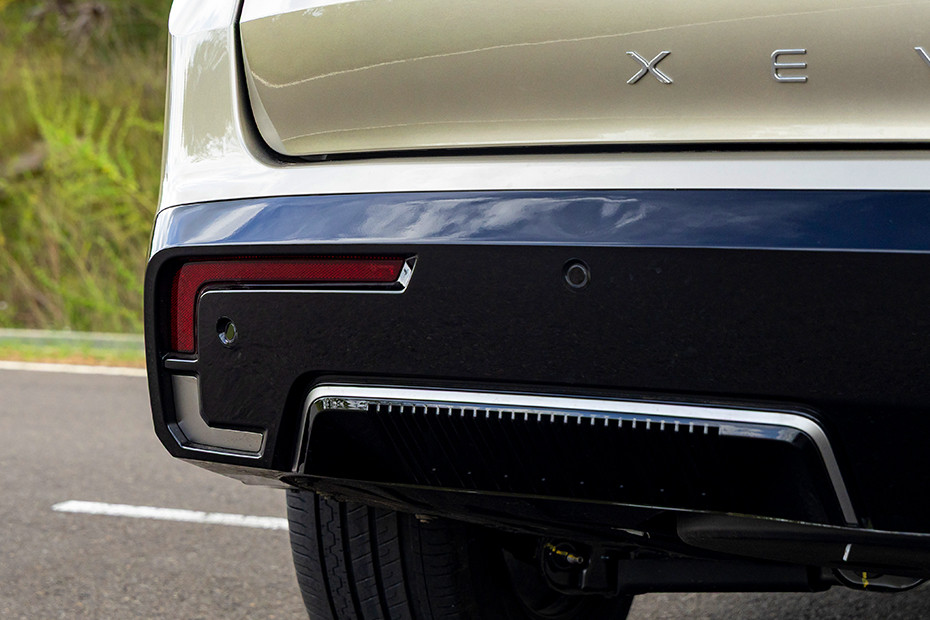 Mahindra XEV 9S Rear Reflector