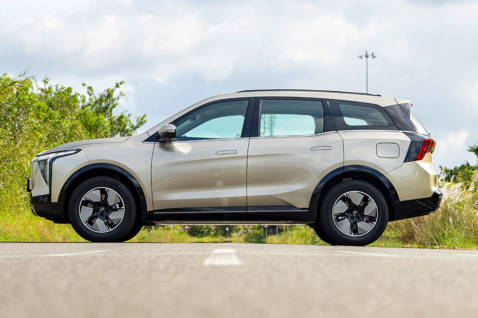 Mahindra XEV 9S Side Profile View (Left)
