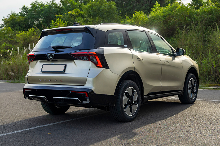 Mahindra XEV 9S Rear Right Three Quarter View
