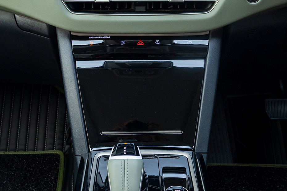 Mahindra XEV 9S Switches In Centre Console