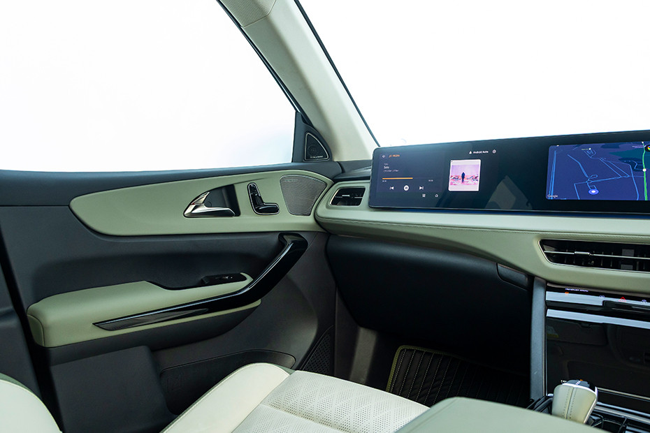 Mahindra XEV 9S Passenger View