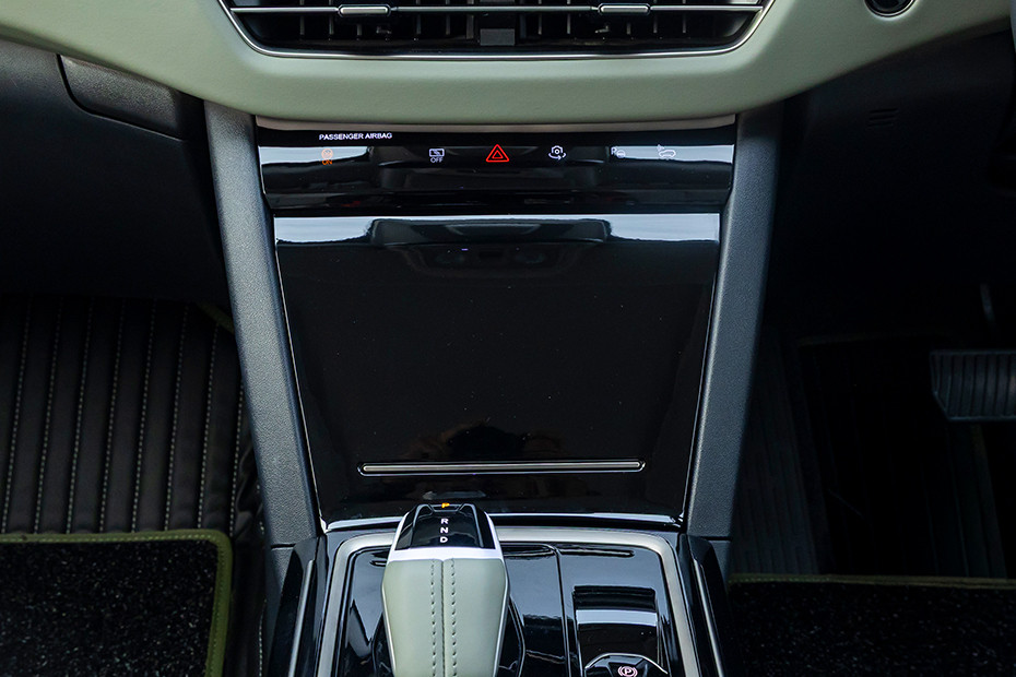 Mahindra XEV 9S Dashboard Controls