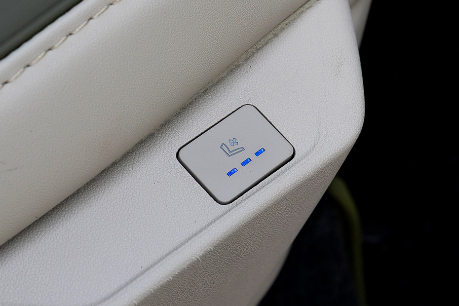 Mahindra XEV 9S Rear Ventilated Seat Button