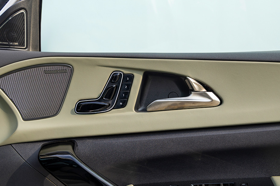 Mahindra XEV 9S Powered Driver's Seat