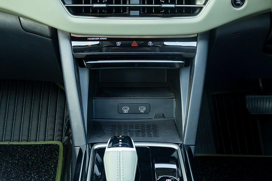 Mahindra XEV 9S Centre Console Storage