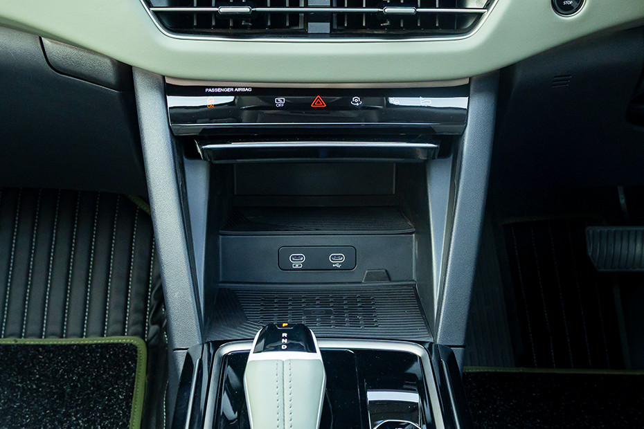 Mahindra XEV 9S Storage (Center Console)