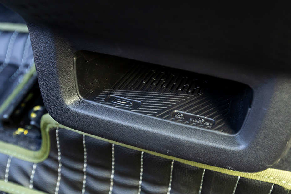 Mahindra XEV 9S Centre Tunnel Storage(Rear)