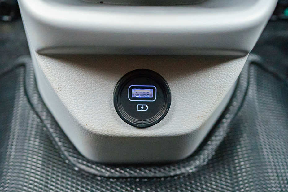 Hyundai i20 USB Charging Port (Rear)